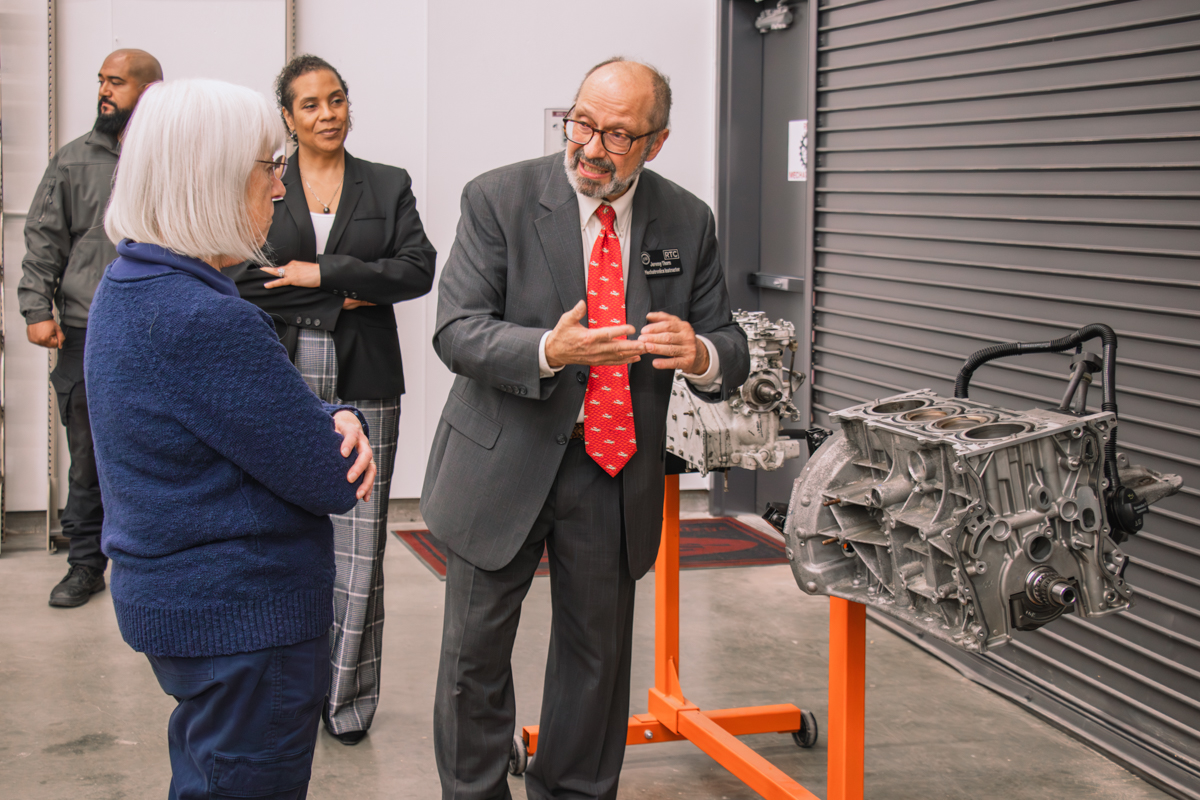 Instructor Jeremy Thorn explains the program to Sen. Murray while President Harden looks on.